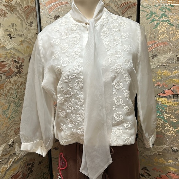 JUDY BOND VINTAGE 1950s EMBROIDERED SHEER SLEEVE BLOUSE SECRETARY BOW SZ 14 - Picture 2 of 16